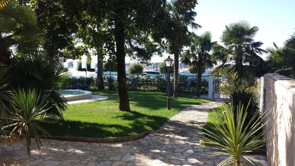 Luksuzna vila z bazenom, prva vrsta do morja, Umag