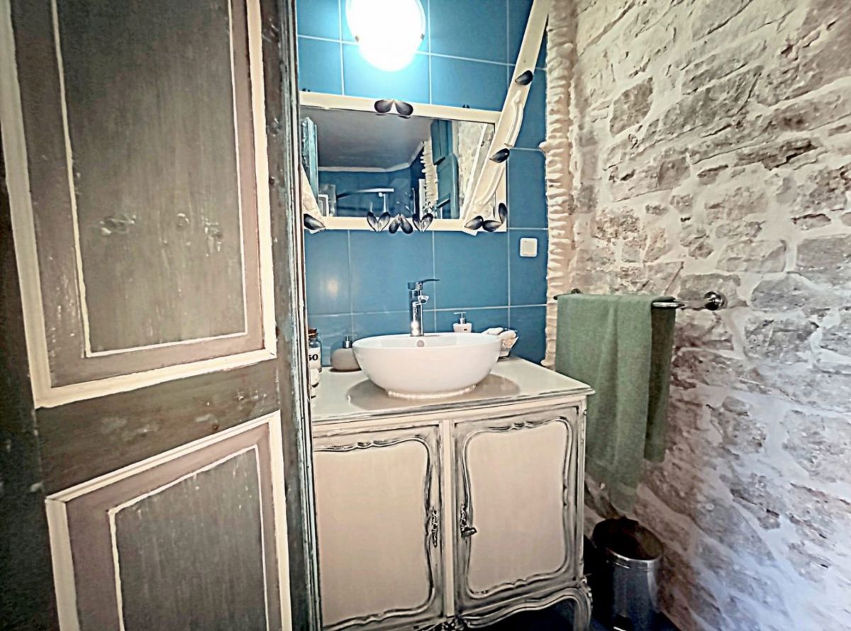 Lepa kamnita hiša dvojček, blizu Marčane