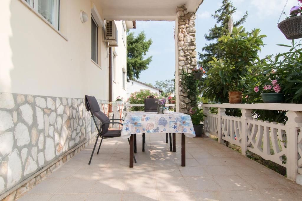 Hiša z bazenom in štirimi stanovanjskimi enotami, okolica Fažane