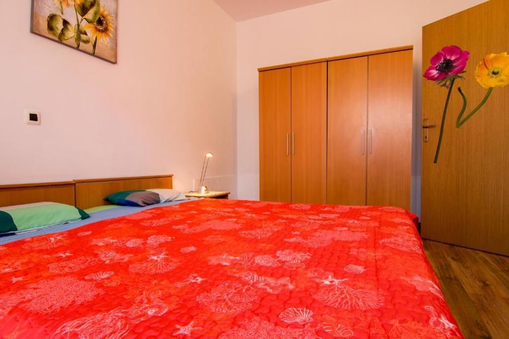 Hiša z bazenom in štirimi stanovanjskimi enotami, okolica Fažane
