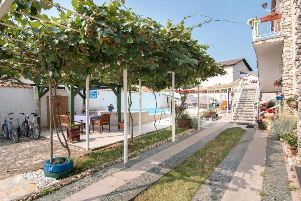Hiša z bazenom in štirimi stanovanjskimi enotami, okolica Fažane