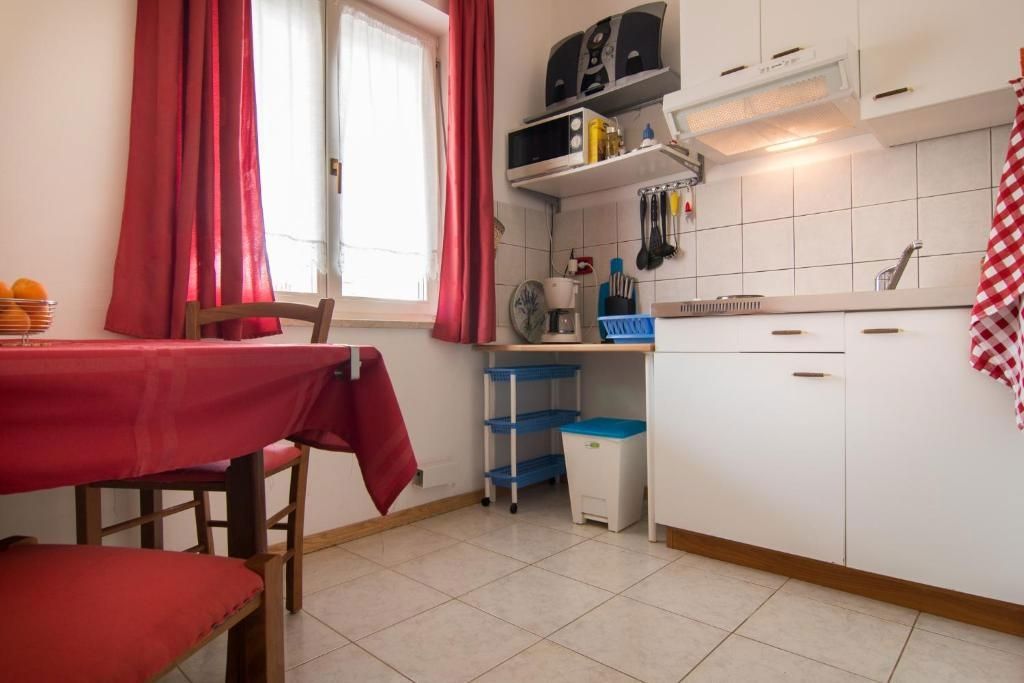 Hiša z bazenom in štirimi stanovanjskimi enotami, okolica Fažane