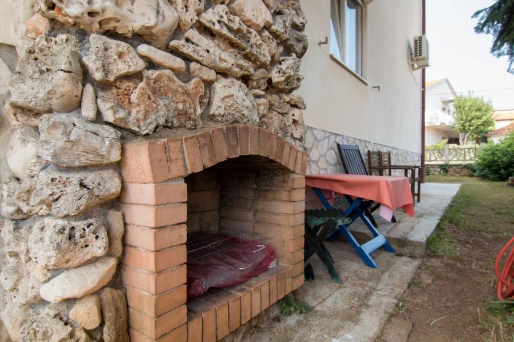 Hiša z bazenom in štirimi stanovanjskimi enotami, okolica Fažane