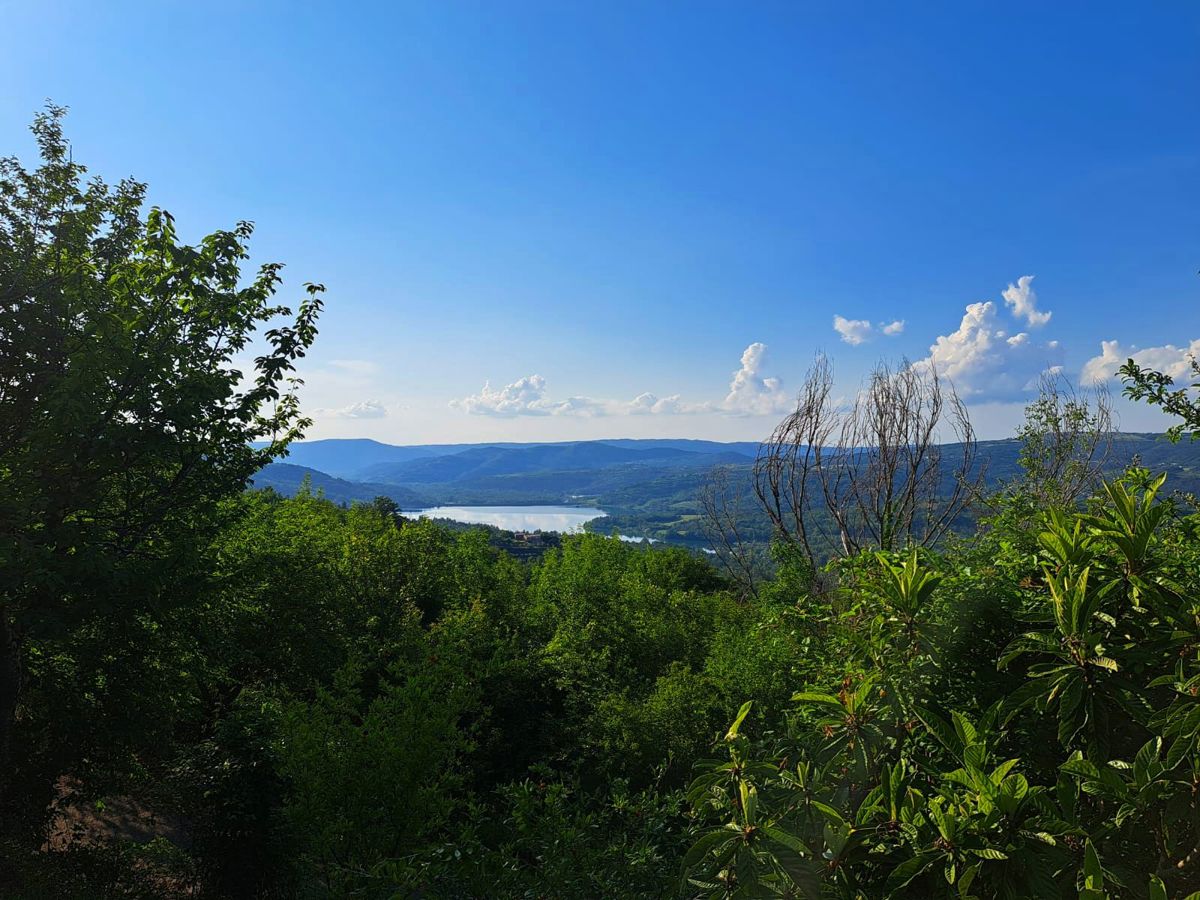 Gradbeno zemljišče s pogledom na jezero Butoniga, v bližini Pazina