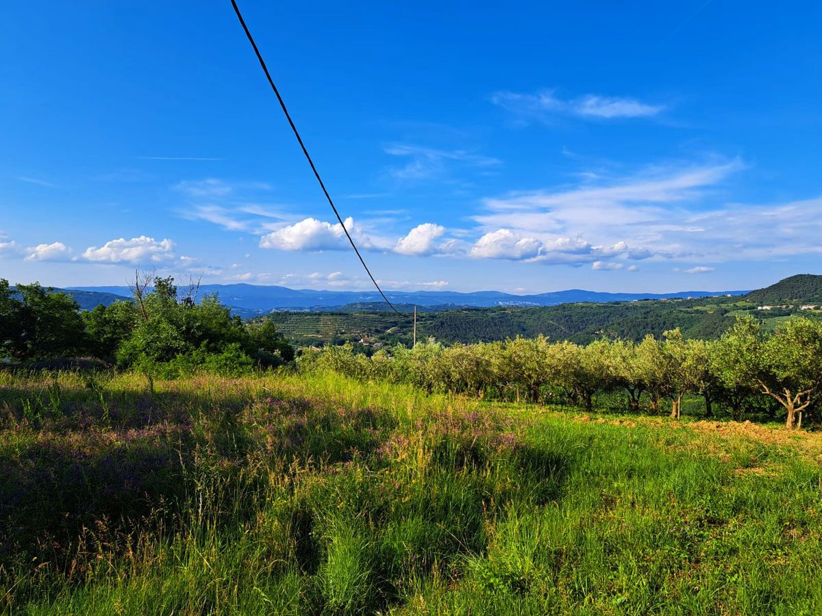 Gradbeno zemljišče s pogledom na jezero Butoniga, v bližini Pazina