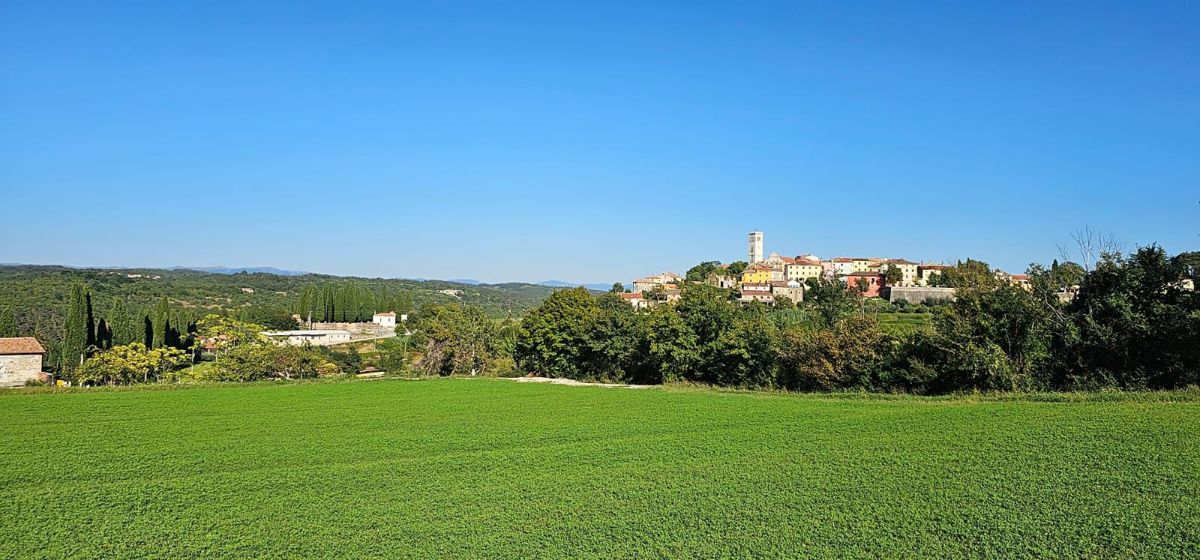 Oprtalj, Gradbeno zemljišče z edinstvenim pogledom in gradbenim dovoljenjem