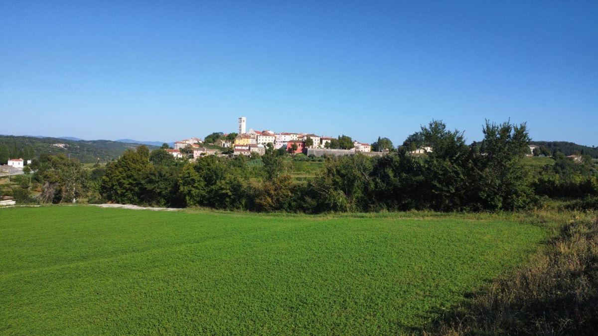 Oprtalj, Gradbeno zemljišče z edinstvenim pogledom in gradbenim dovoljenjem