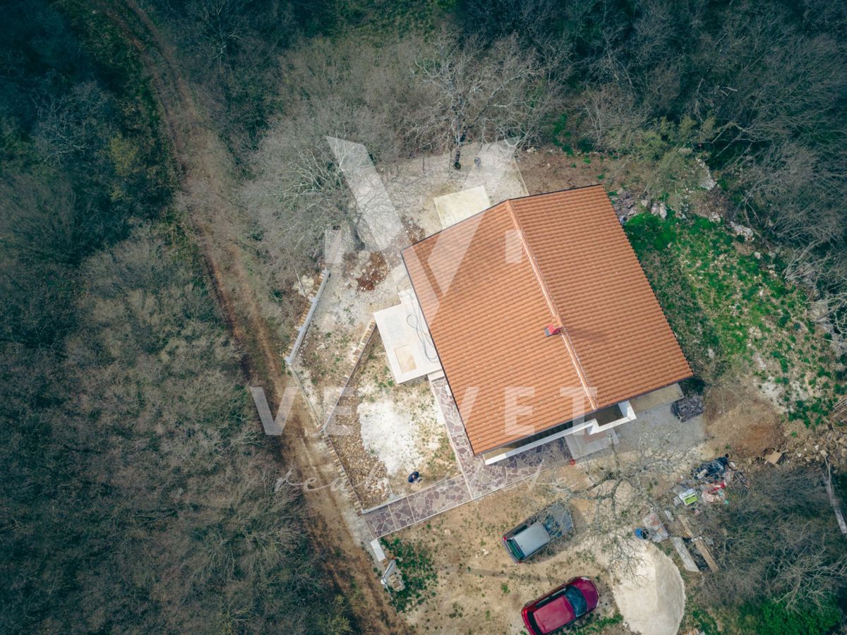 Pred kratkim prenovljena hiša obdana z naravo