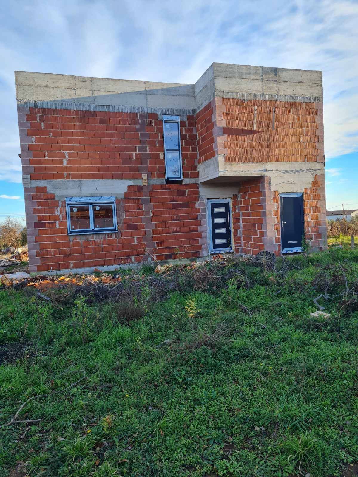 Hiša v gradbeništvu z bazenom in morje, okolico Marčana