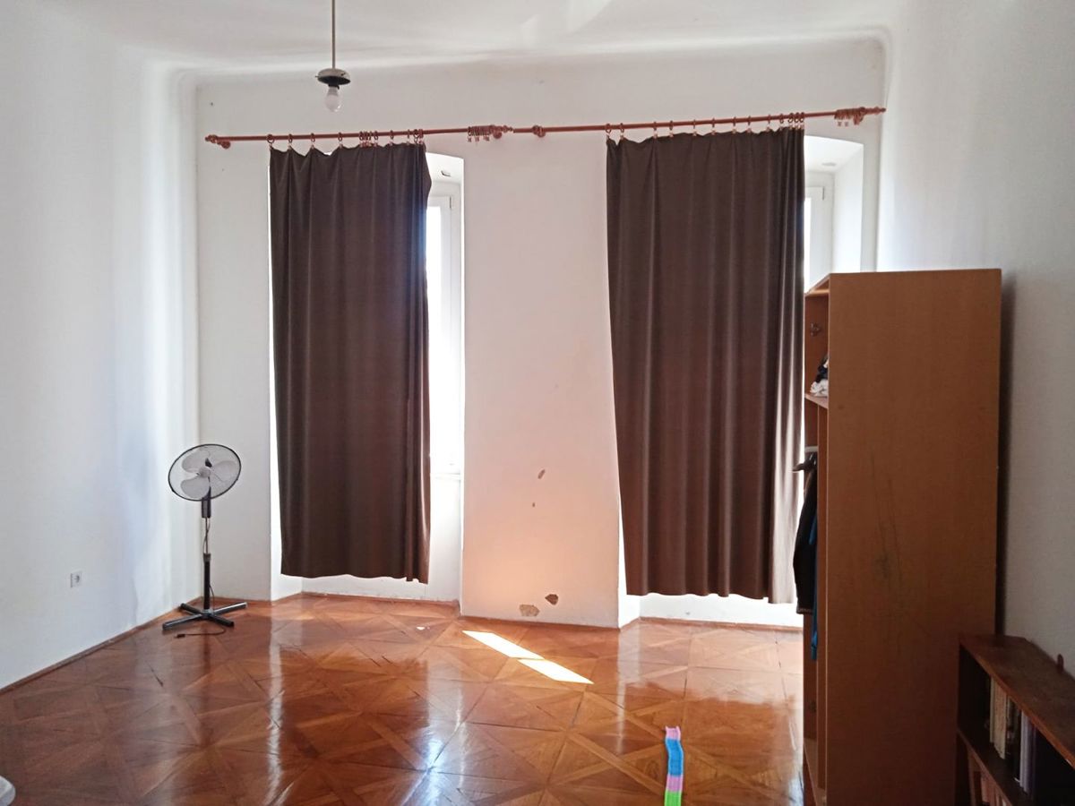 Prostorno trisobno stanovanje z balkonom v centru Pulja