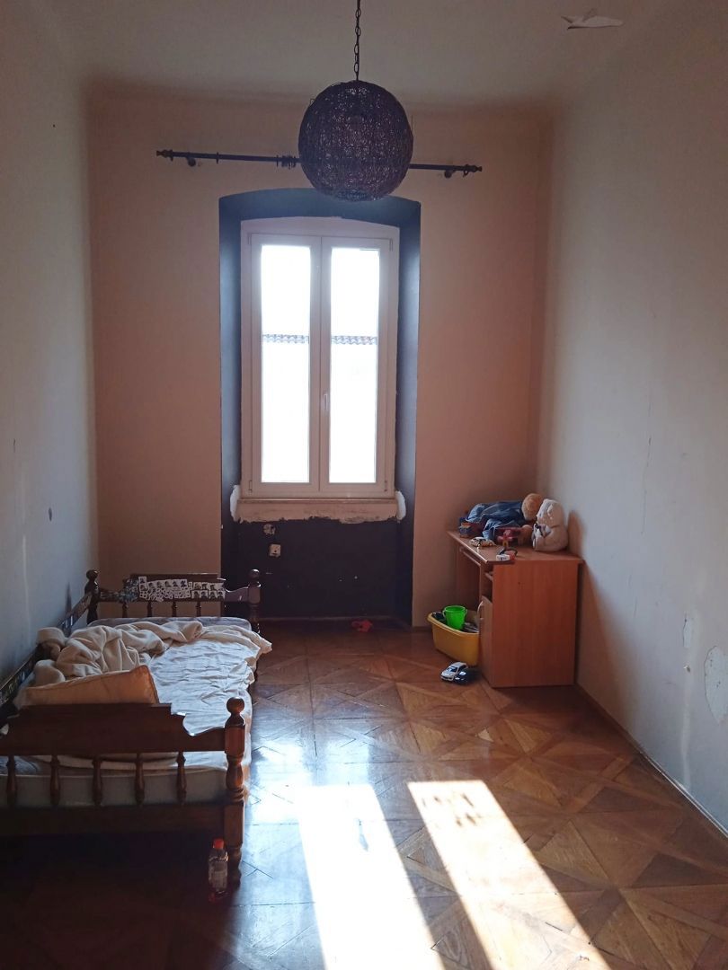 Prostorno trisobno stanovanje z balkonom v centru Pulja
