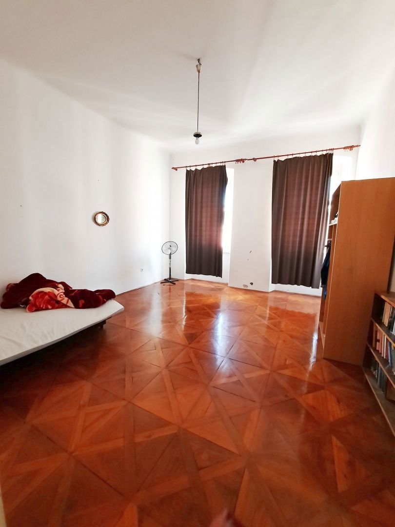 Prostorno trisobno stanovanje z balkonom v centru Pulja