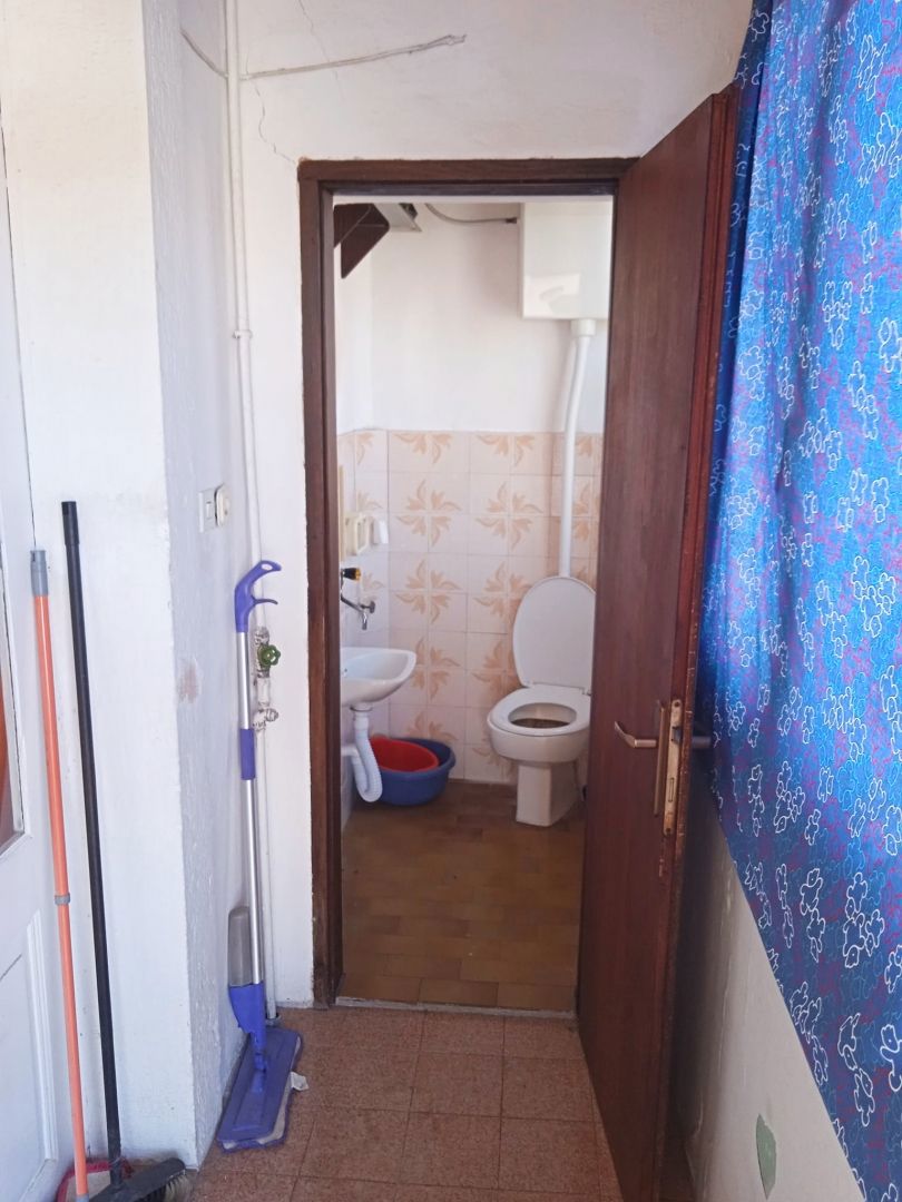 Prostorno trisobno stanovanje z balkonom v centru Pulja