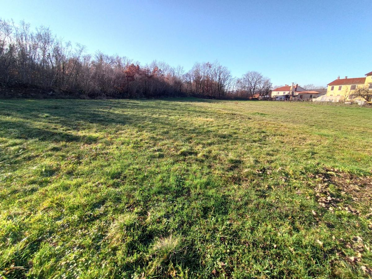 Prostorno gradbeno zemljišče 4300 m2, blizu Labina