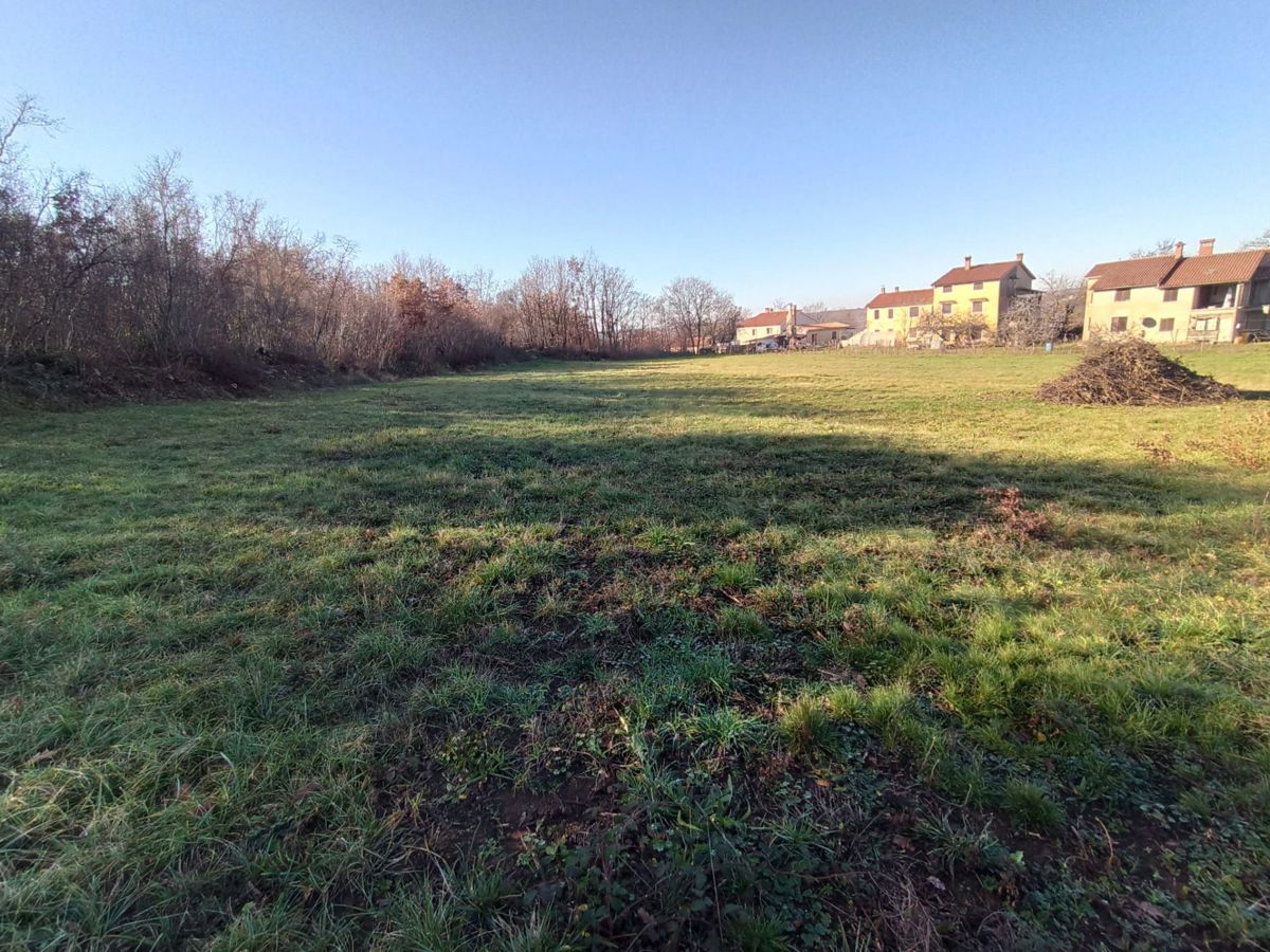 Prostorno gradbeno zemljišče 4300 m2, blizu Labina