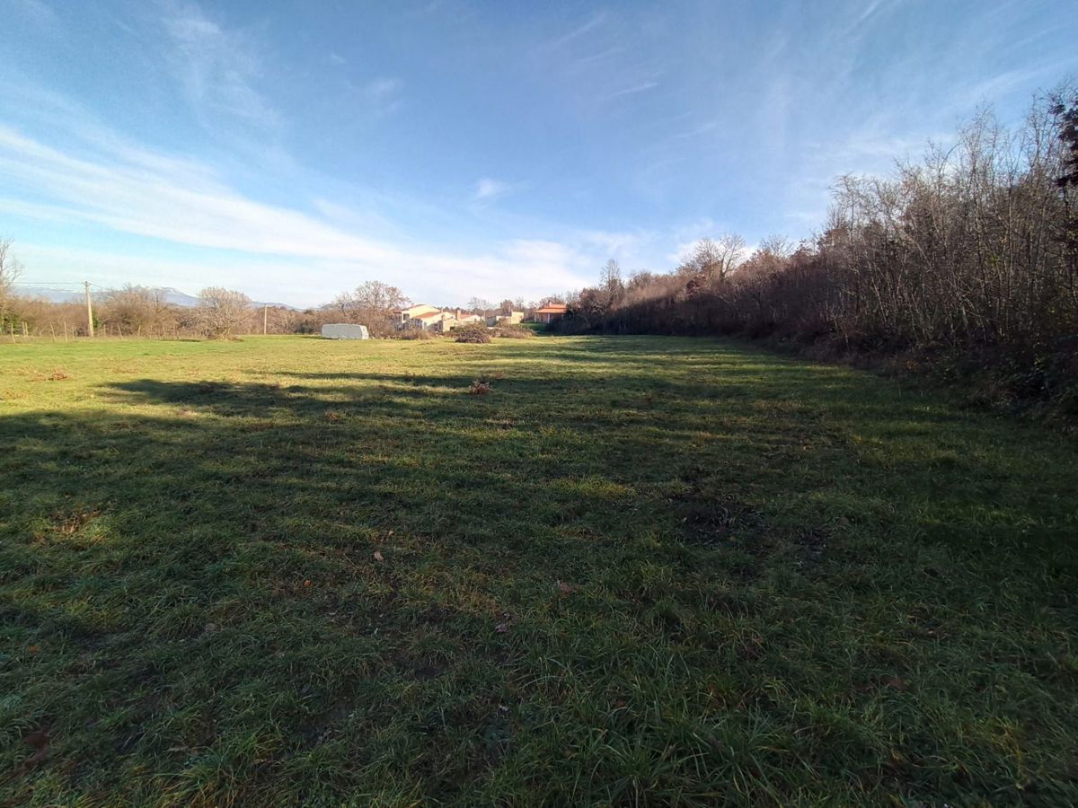 Prostorno gradbeno zemljišče 4300 m2, blizu Labina