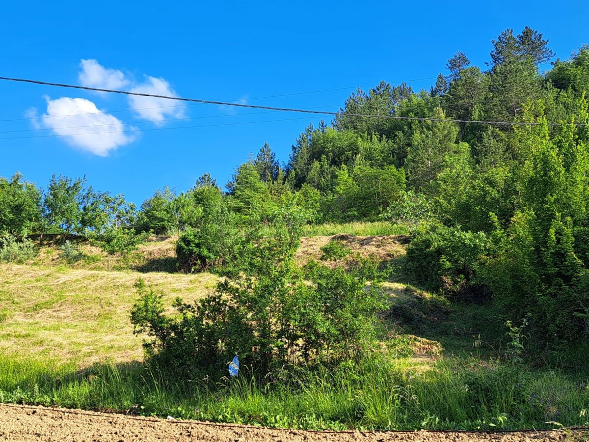 Mešano zemljišče s pogledom na jezero Butoniga, blizu Pazina