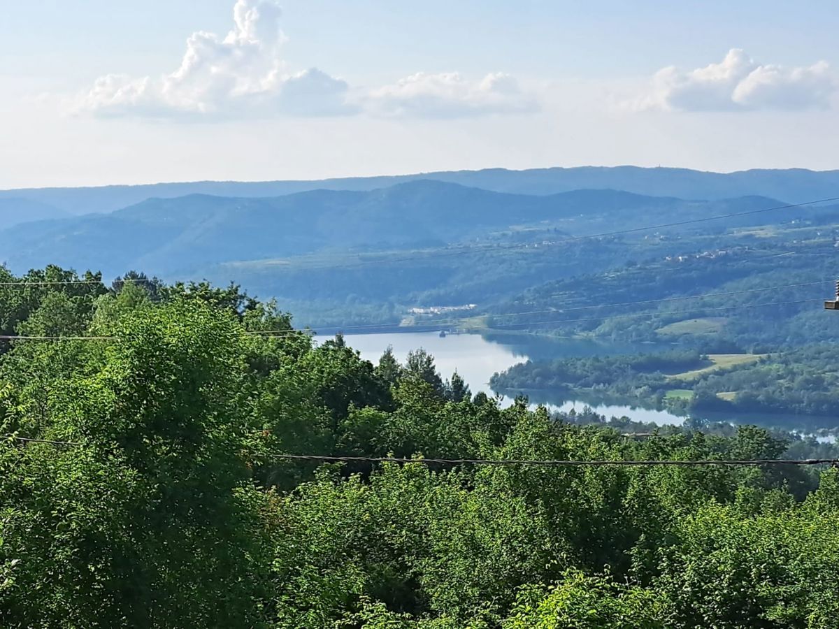 Mešano zemljišče s pogledom na jezero Butoniga, blizu Pazina