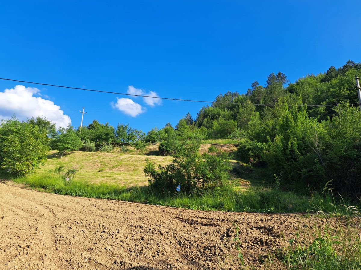 Mešano zemljišče s pogledom na jezero Butoniga, blizu Pazina