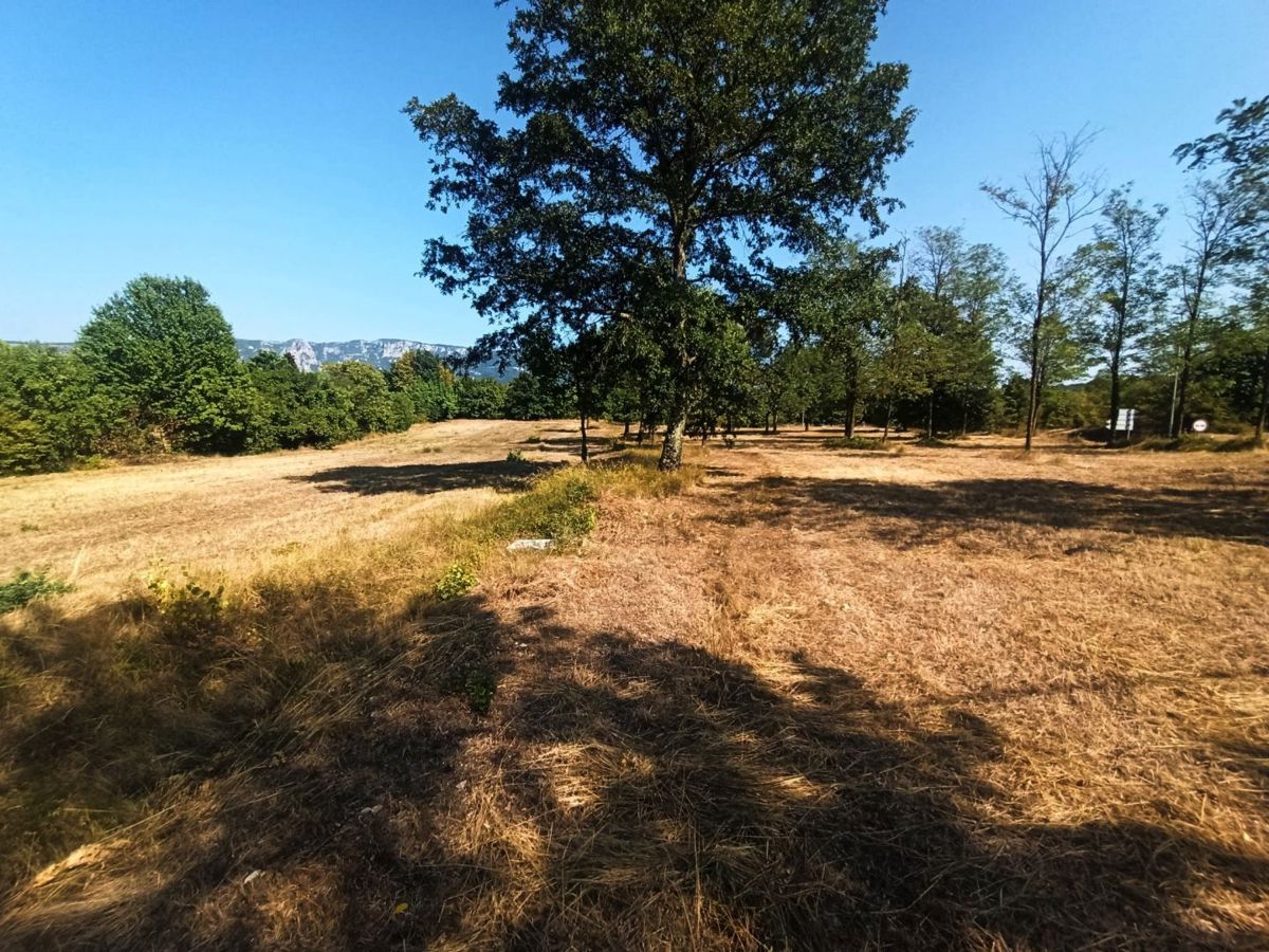 Kršan, zazidljivo zemljišče 1500 m²