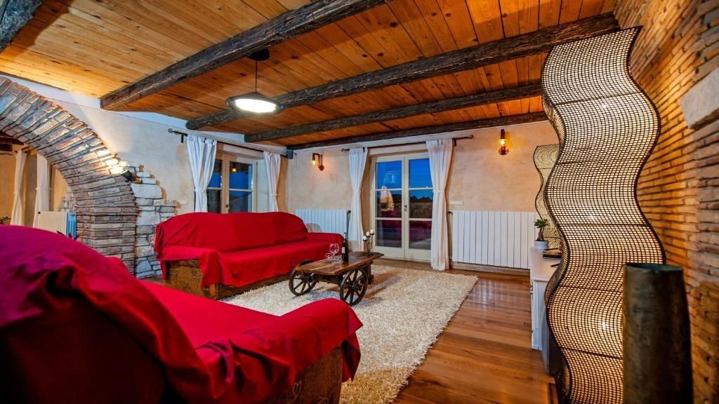 Čudovita kamnita vila z bazenom, v bližini Bala