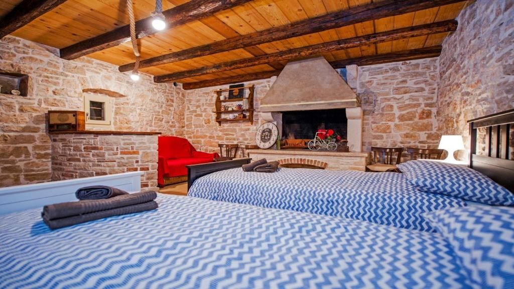 Čudovita kamnita vila z bazenom, v bližini Bala