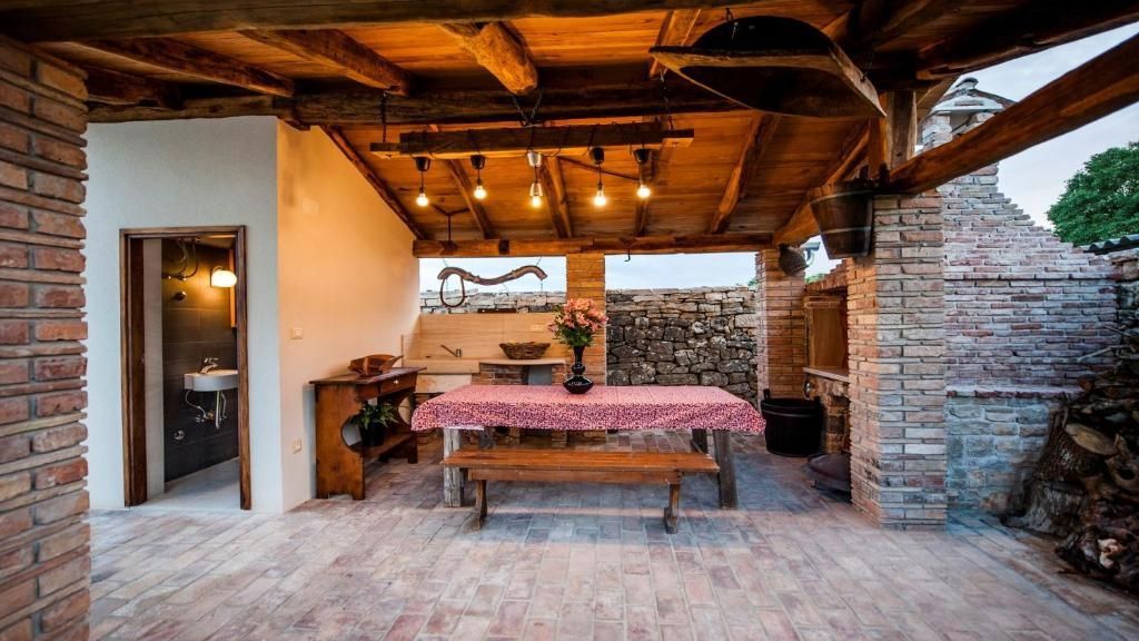 Čudovita kamnita vila z bazenom, v bližini Bala