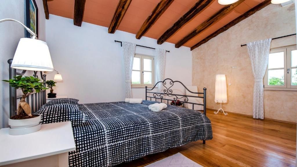 Čudovita kamnita vila z bazenom, v bližini Bala