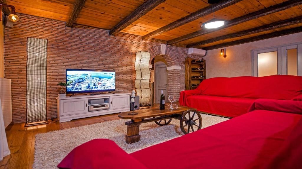 Čudovita kamnita vila z bazenom, v bližini Bala
