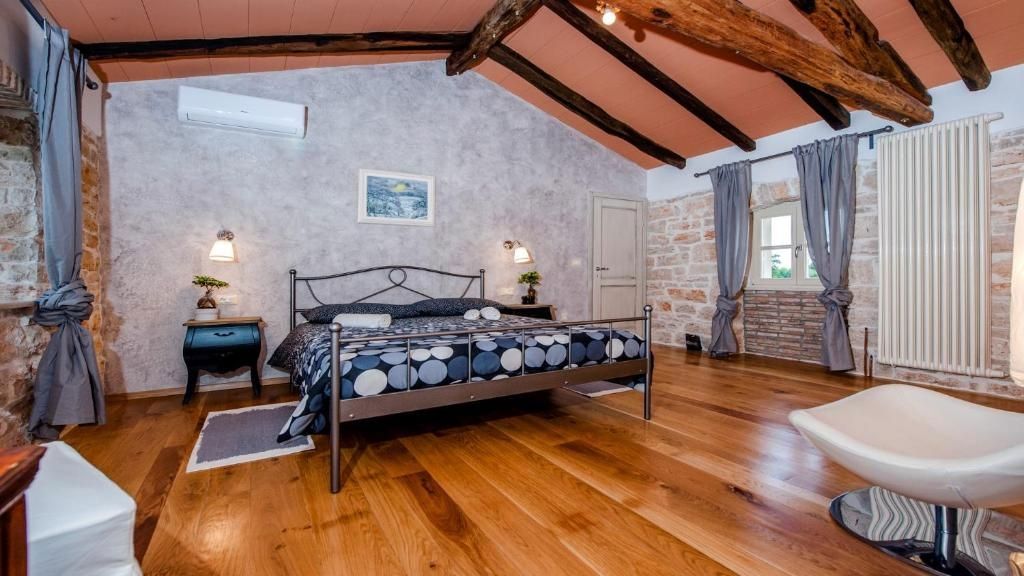 Čudovita kamnita vila z bazenom, v bližini Bala