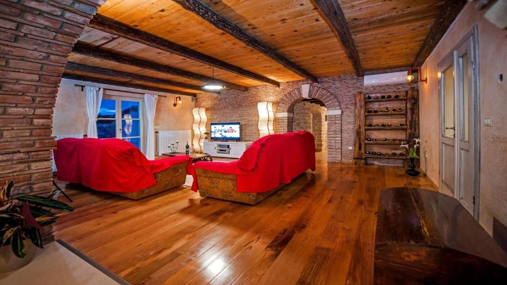 Čudovita kamnita vila z bazenom, v bližini Bala