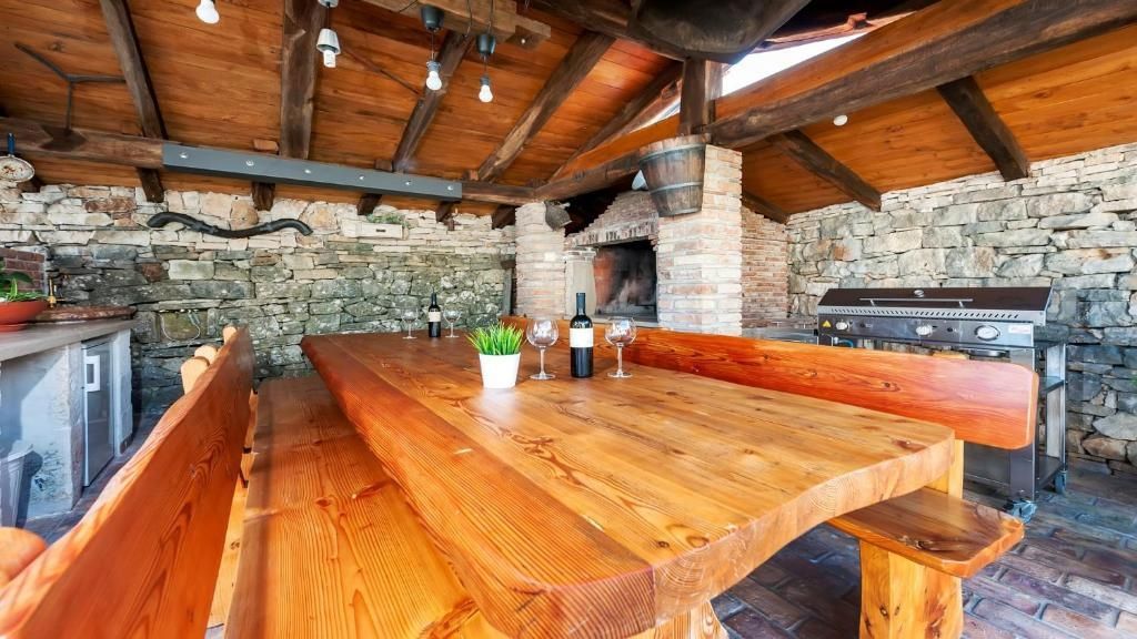 Čudovita kamnita vila z bazenom, v bližini Bala