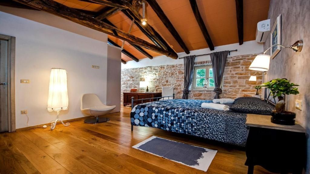 Čudovita kamnita vila z bazenom, v bližini Bala