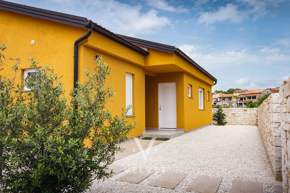 Pritličje z bazenom in igriščem za odbojko, okolica Svetvinčenta