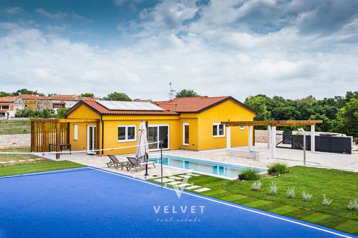 Pritličje z bazenom in igriščem za odbojko, okolica Svetvinčenta