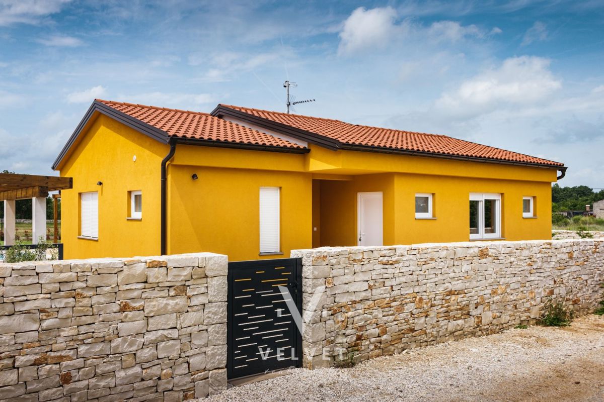 Pritličje z bazenom in igriščem za odbojko, okolica Svetvinčenta