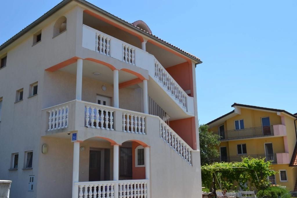 Apartmajska hiša s štirimi enotami, širše območje Fažane