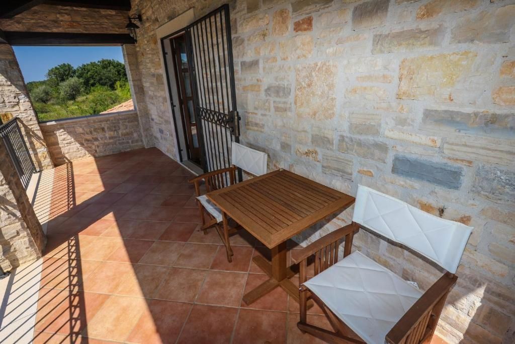 Kamnita vila z bazenom in prostornim vrtom, v bližini Tinjana
