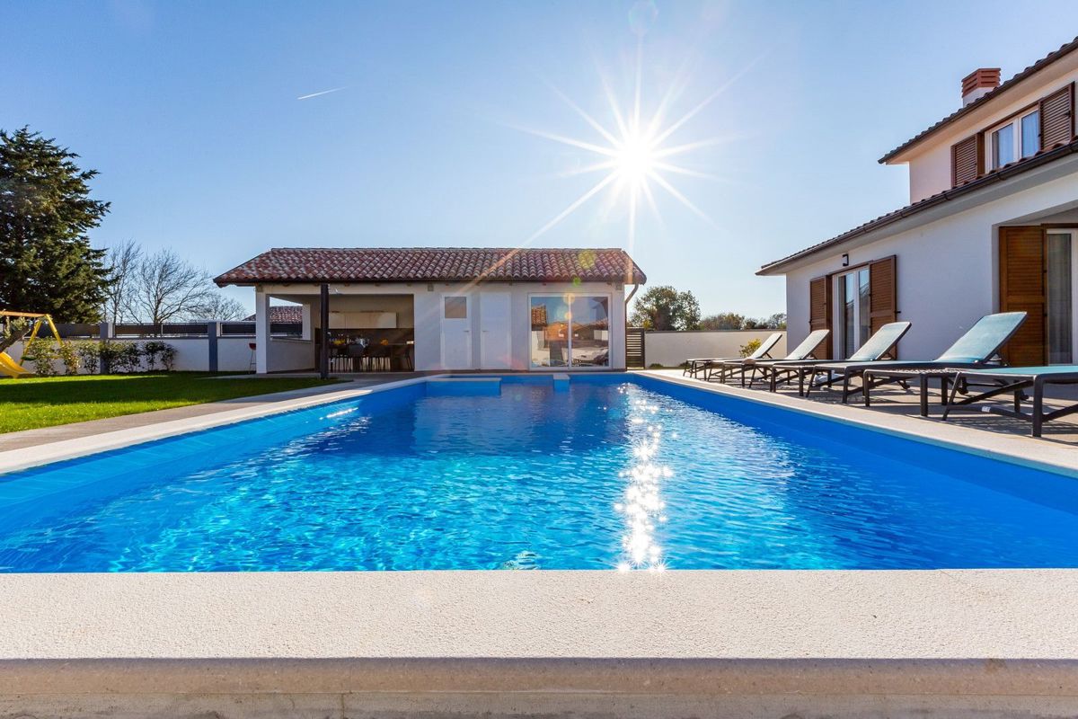 Moderna vila z bazenom, Šišan