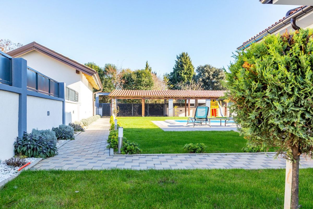 Moderna vila z bazenom, Šišan