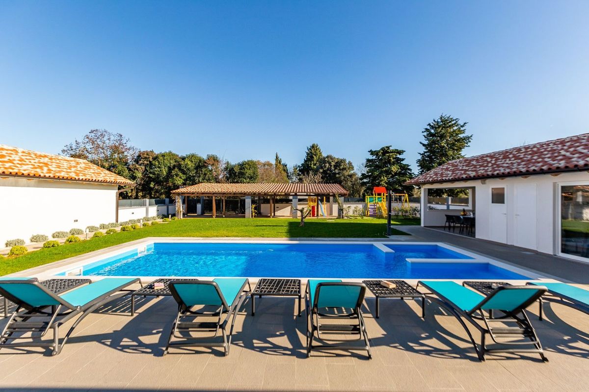 Moderna vila z bazenom, Šišan