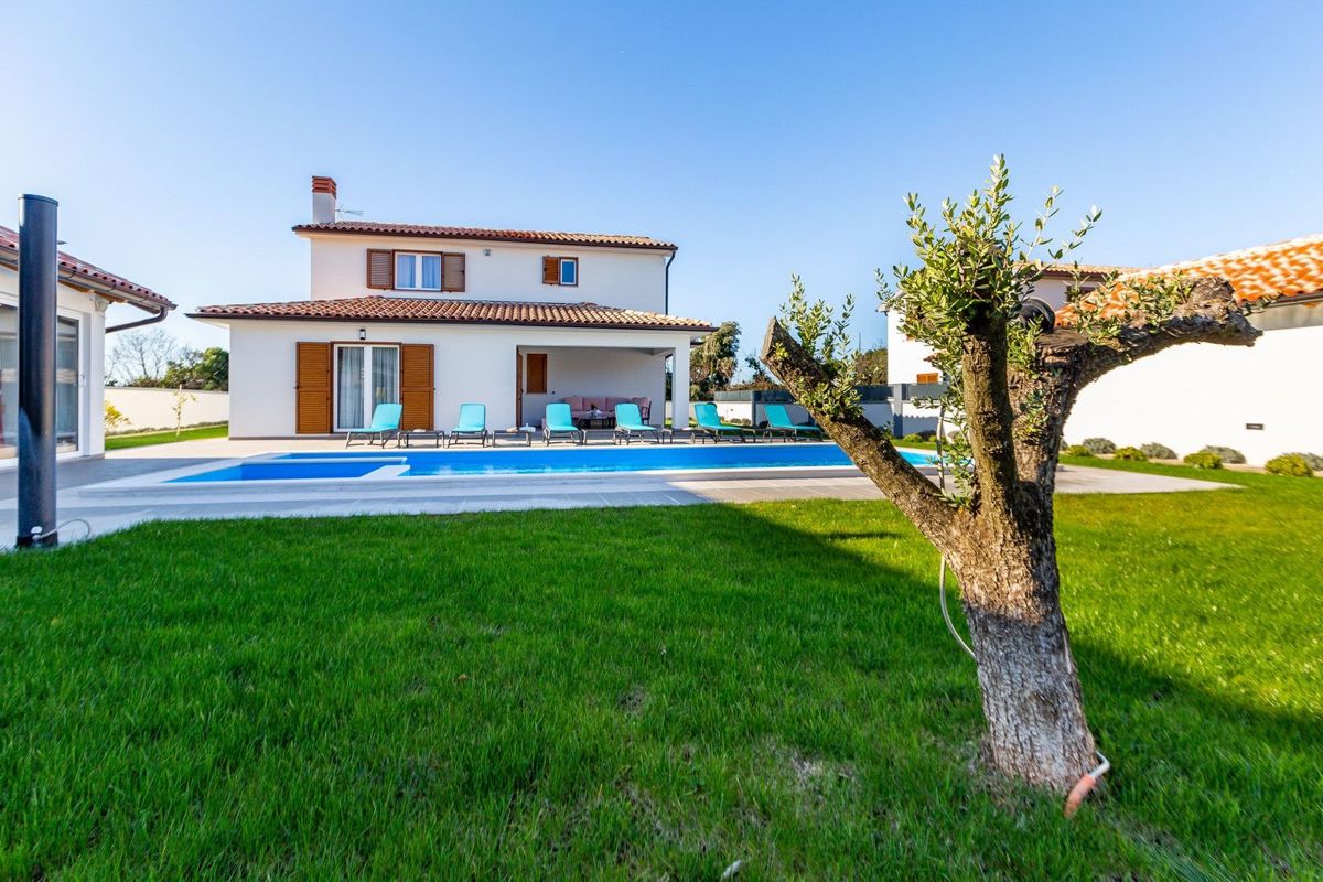 Moderna vila z bazenom, Šišan