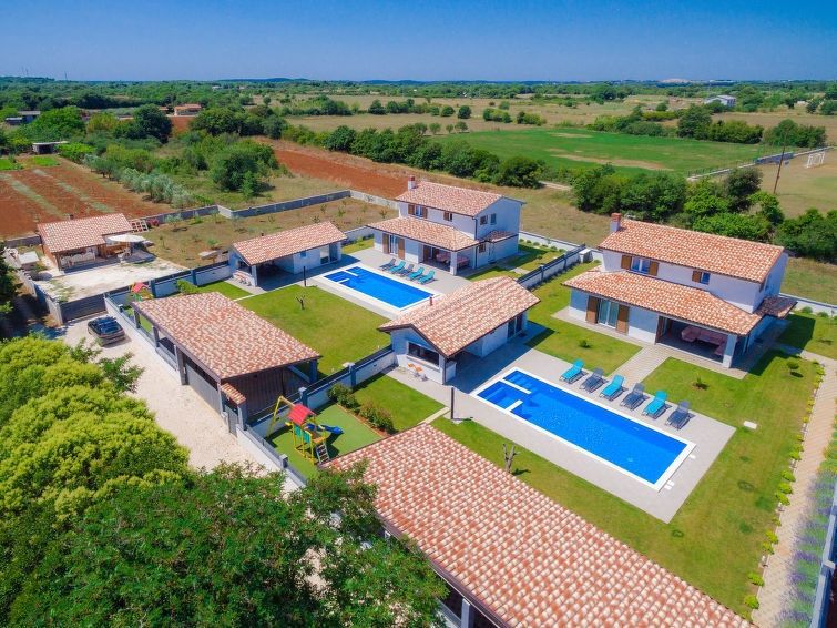 Moderna vila z bazenom, Šišan