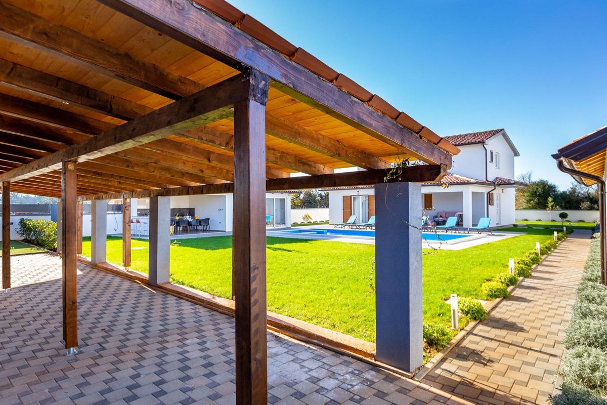 Moderna vila z bazenom, Šišan