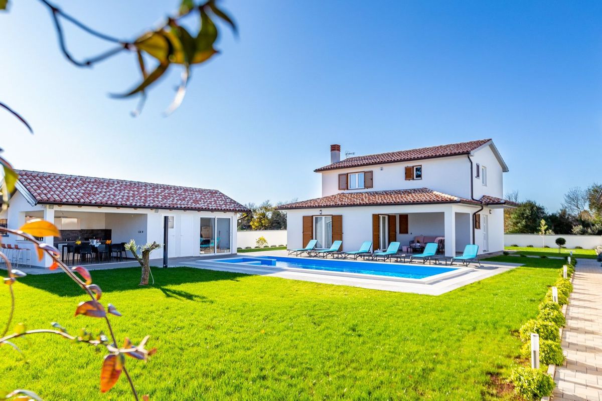 Moderna vila z bazenom, Šišan