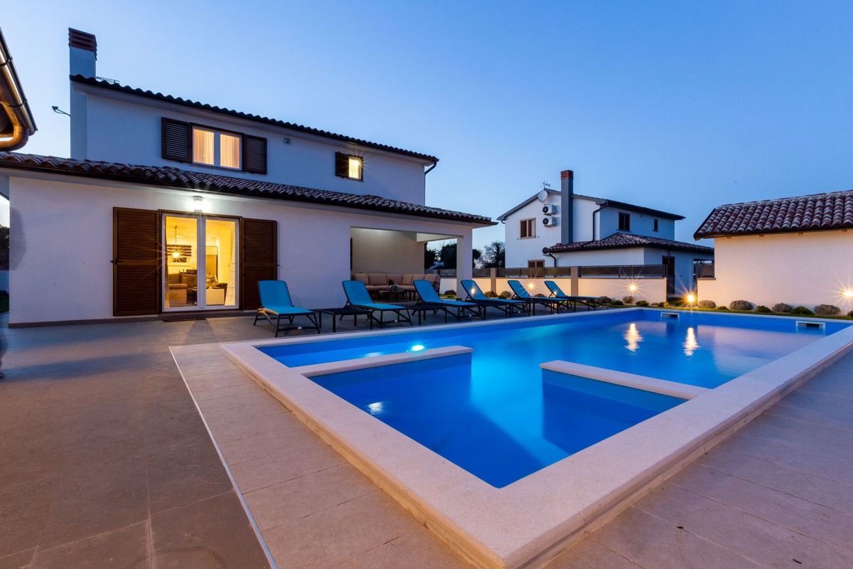 Moderna vila z bazenom, Šišan