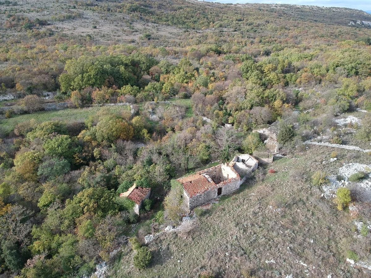 Istra, Labin, naselje z 10 hišami in pogledom na morje.