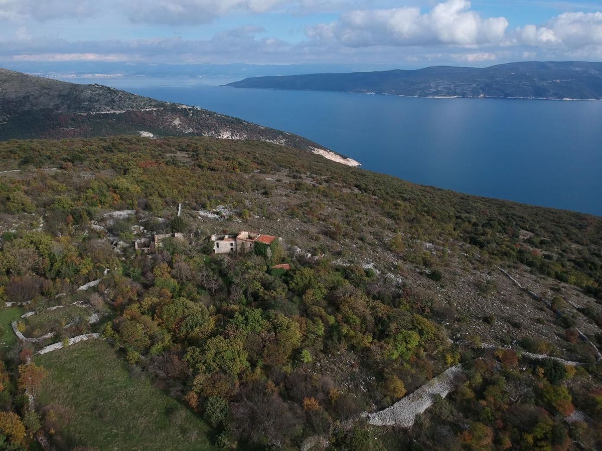 Istra, Labin, naselje z 10 hišami in pogledom na morje.