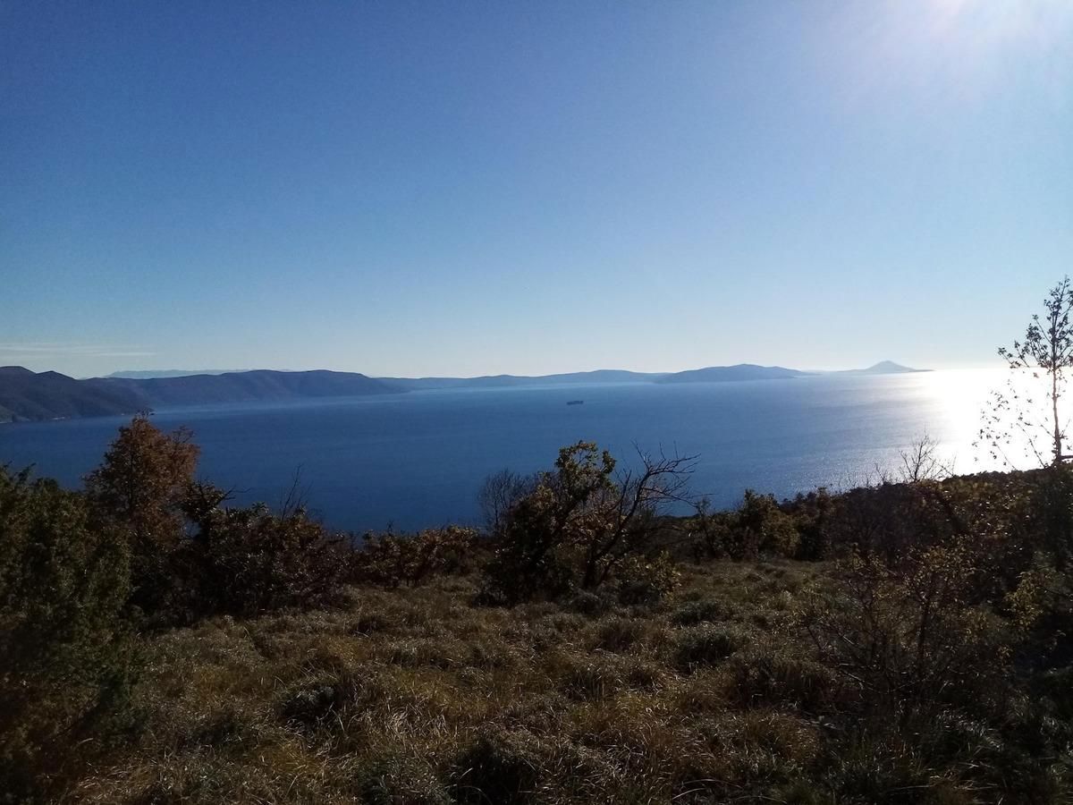 Istra, Labin, naselje z 10 hišami in pogledom na morje.