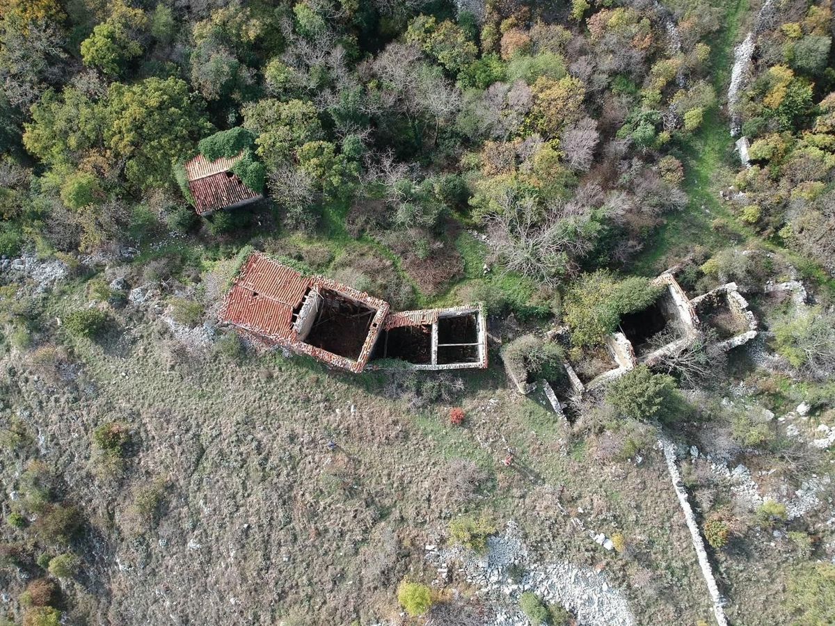 Istra, Labin, naselje z 10 hišami in pogledom na morje.